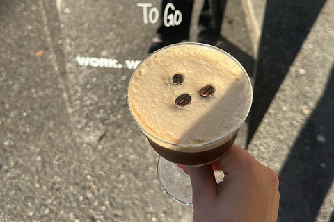 a74aa1d8-0515-48f1-90fb-3fe477edf866.png Bild von einem heissen Café