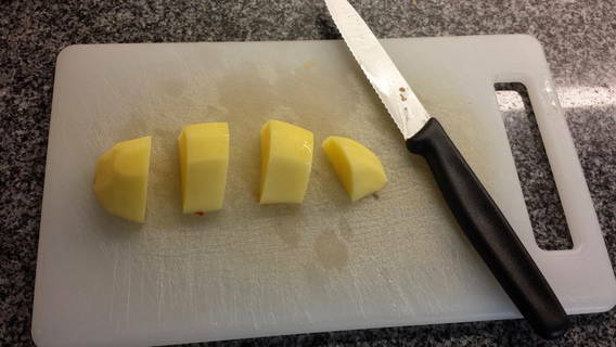 Kartoffel-Rüebli-Lauch-Eintopf, Kartoffel geschnitten