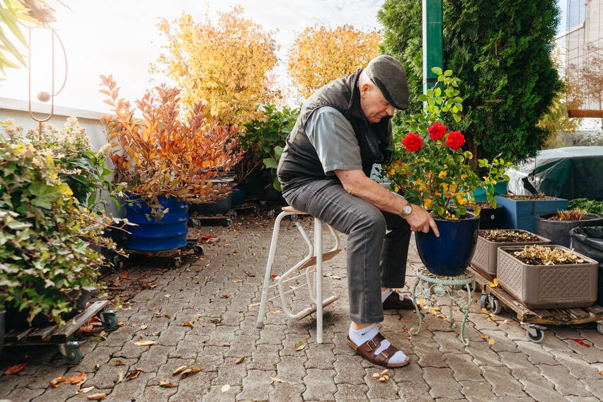 Werner Nyffenegger beim Gärtnern auf der Terrasse