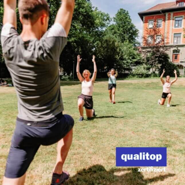 Personen beim Open Sky Fitness: Übungen Lendenwirbelsäule